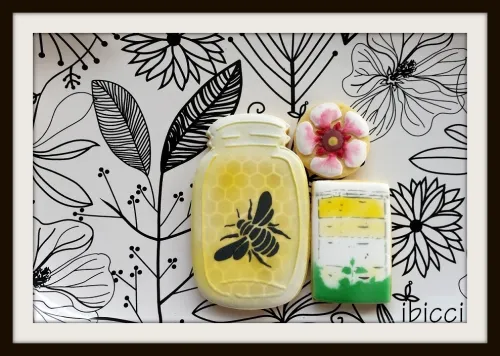 Example - Mason jar, hive and Manuka flower